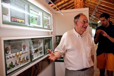 Alfons Dolsa presenta el nou espai del Museu de les Papallones, a Ribera de Cardós (Foto: ACN)