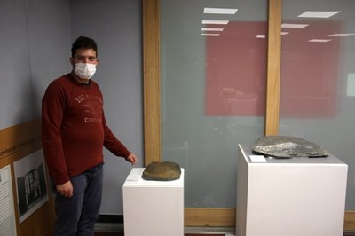 El director del Museu de Llívia, Gerard Cunill, mostrant algunes de les pissarres gravades (Foto: ACN)