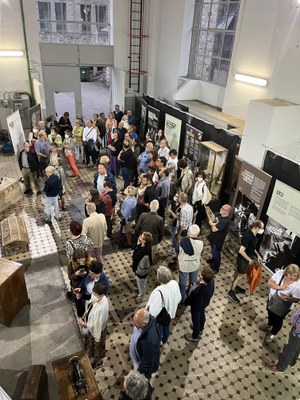 Inauguració de la mostra ‘Enfilant l’agulla’. (Foto: Sandra Luque)
