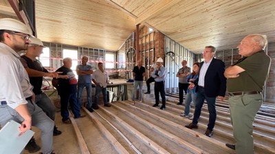 Visita de Joan Talarn a les obres del nou ajuntament de Sant Esteve de la Sarga (Foto: Diputació de Lleida)