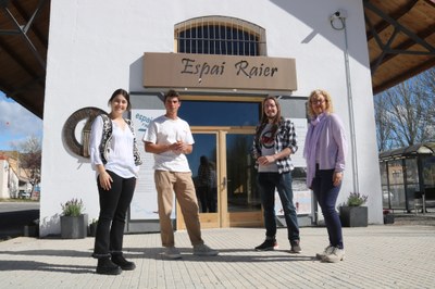 Membres de l'Associació Cultural de Raiers amb la presidenta del Geoparc Orígens davant l'accés al nou Espai Raier (Foto: ACN/Ignasi Gómez)