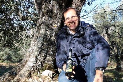 Ivan Caelles, amb una de les seves primeres ampolles d'oli Erm (Foto: ACN)