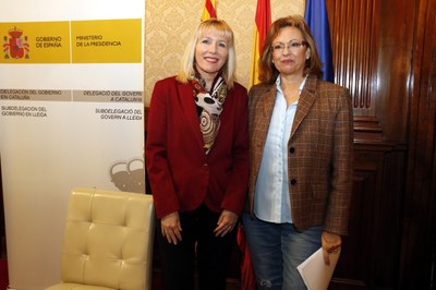 Inma Manso, amb la responsable d'Estrangeria a Lleida, Rosa Rosinach (Foto: ACN)