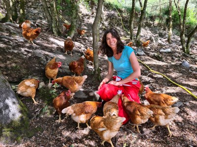 La Núria Padrós, envoltada de gallines ponedores a La Bana (Tírvia) (Foto: ACN)