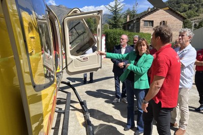 La consellera de Territori, Sílvia Paneque, al costat d'un helicòpter de Bombers situat a l'heliport de Tírvia (Pallars Sobirà) (Foto: ACN/Albert L. Cobo)