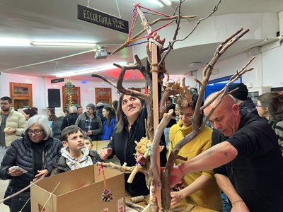 Activitat de creació col·lectiva escultòrica en la posada en marxa del nou espai de creació artística del Pallars Sobirà (Foto: ACN)
