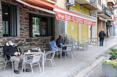 Una terrassa d'un bar de Sort, el mes de maig passat (Foto: ACN / arxiu)