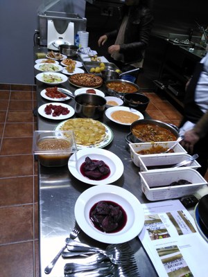 Plats elaborats amb fruites del Pallars (Foto: ACN)