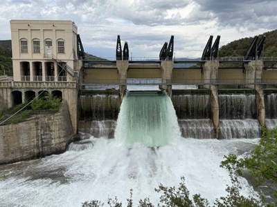 Una comporta deixant anar aigua al pantà de Talarn (Foto: ACN/Marta Lluvich)