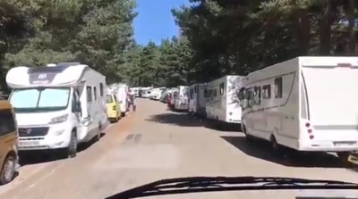 Autocaravanes aparcades a banda i banda de la carretera, a l’entrada de Sant Joan de l’Erm (Imatge: PNAP)