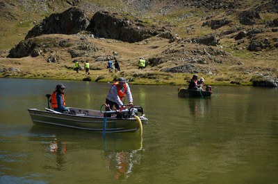 Embarcacions durant la prova pilot de rotenona a la zona de Tres Estanys, al Pallars Sobirà (Foto: Parc Natural de l'Alt Pirineu)