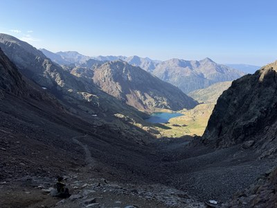 La tartera de la Pica d'Estats amb l'estany gran de Sotllo al fons (Foto: ACN/Oriol Bosch)