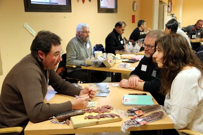 Entrevista entre un productor local i els responsables d'un restaurant