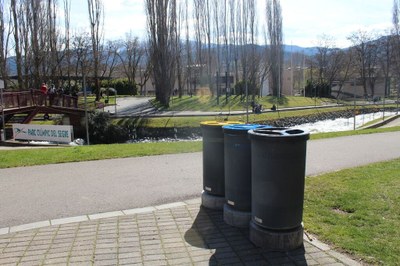 Papereres de reciclatge al Parc del Segre