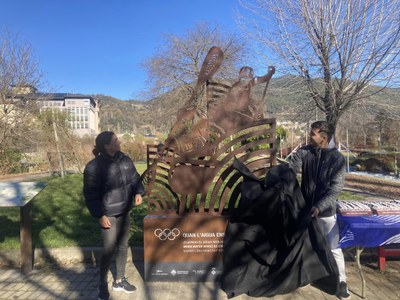 Maialen Chourraut i Miquel Travé descobreixen el plafó de benvinguda de la nova exposició permanent 'Quan l'aigua ens fa evolucionar!', al Parc Olímpic del Segre