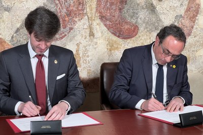 Carles Ensenyat i Josep Rull signen, a la Casa de la Vall, el memoràndum d'entesa entre el Parlament de Catalunya i el Consell General d'Andorra (Foto: ACN)