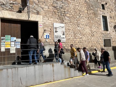 Participants a les jornades de dinamització del Pallars Sobirà entren al Museu de Gerri de la Sal (Foto: ACN)