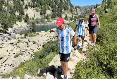 Excursionistes a la zona perifèrica del Parc Nacional d'Aigüestortes i Estany de Sant Maurici, al Pallars Sobirà (Foto: ACN/Oriol Bosch)