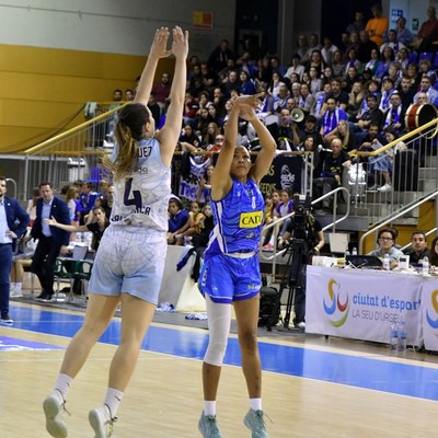 Stephanie Watts llança un triple al partit contra el Perfumerías Avenida, al Palau d'Esports (Foto: Agustí Peña)
