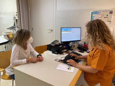 Preparació d'un pla de medicació a una pacient del CAP d'Oliana, a l'ABS Alt Urgell Sud (Foto: Dep. Salut)