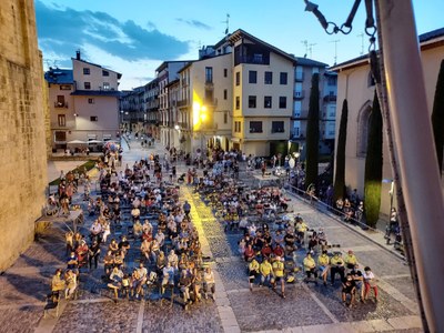 La plaça dels Oms, durant la lectura del pregó de Festa Major de la Seu 2021 (Foto: Ajuntament de la Seu)