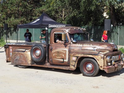 Imatge de la camioneta International de 1955 arribada des d'Irlanda per participar al Pine Peaks de la Seu d'Urgell (Foto: RàdioSeu)