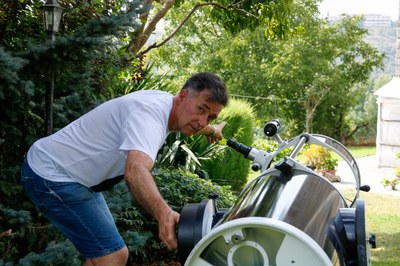 Miguel Martín calibra el seu telescopi de cara a l'eclipsi de sol d'aquest dimecres (Foto: ACN)