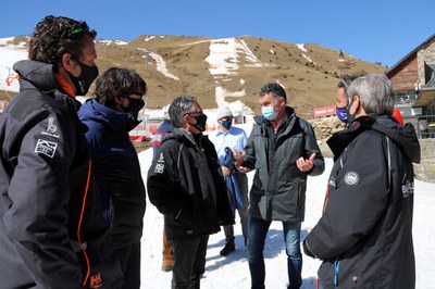 Ramon Tremosa conversa amb responsables de l'estació de Boí Taüll, aquest dilluns (Foto: ACN)
