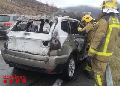 Incendi d'un cotxe al terme municipal de Bellver (Foto: Bombers)