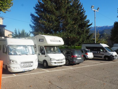 Autocaravanes estacionades a l'aparcament Doctor Peiró, a prop del camp de terra i de l'aparcament destinat a aquests vehicles