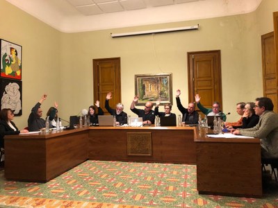 El ple de l'Ajuntament de la Pobla de Segur votant a favor de canviar el nom del passeig Josep Borrell pel de l'1 d'octubre (Foto: Ajuntament de la Pobla de Segur)
