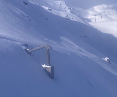 Imatge d'una canalització específica per desencadenar allaus, habitual en carreteres i estacions d'esquí dels Alps