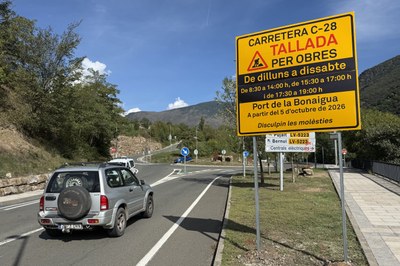 Rètol que indica els talls de la C-28, al port de la Bonaigua, situat a la sortida de Sort (Foto: Marta Lluvich)