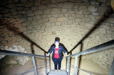 La historiadora Joana Franch, a l'interior del pou de gel de Talarn (Foto: ACN)