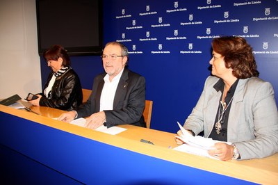 Joan Reñé, durant la presentació del projecte de pressupost 2016, acompanyat per Rosa Maria Perelló i Marlen Minguell (Foto: ACN)