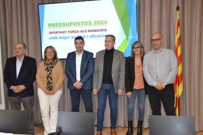 El president de la Diputació de Lleida, Joan Talarn, acompanyat dels quatre vicepresidents de l'ens a la presentació del projecte de pressupostos per al 2024 (Foto: Diputació de Lleida)
