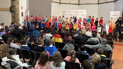 Un moment de l'actuació d'alumnes de l'escola Pau Claris de la Seu d'Urgell en l'acte d'inauguració de l'Esport Blanc Escolar per part dels Consells Esportius de Catalunya (Foto: Albert Lijarcio/ACN)