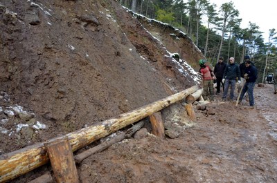 Instal·lació d'un talús a Tolzó per part de Boscos de Muntanya