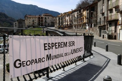 Pancarta a favor del Geoparc Mundial Conca de Tremp-Montsec, a Gerri de la Sal (Foto: ACN)