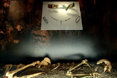 Restes del jaciment de la 'Senyora de les Muntanyes', de la cova de Montanissell, exposades a la Dinosfera de Coll de Nargó (Foto: Gencat)