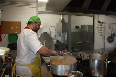 Cuina d'un menjador escolar inclòs al projecte 'Mengem d'aquí'
