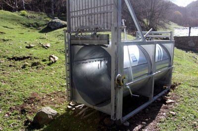 Gàbia de ferro per a óssos que s'ha col·locat al Pallars Sobirà (Foto: Piroslife)