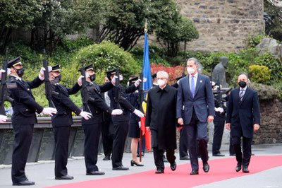 Joan-Enric Vives i Xavier Espot reben Felip VI a l'inici de la Cimera Iberoamericana, ahir dimarts (Foto: ACN)