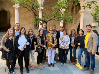 Alcaldes de l'Alt Urgell a Barcelona per lliurar la moció contra la sentència (Foto: Jordi Fàbrega)