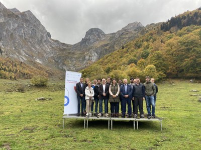 Diverses autoritats a l'entorn del refugi d'Artiga de Lin, on s'ha inaugurat la connectivitat via satèl·lit per millorar la gestió del seu entorn d'alta muntanya (Foto: Conselh Generau d'Aran)