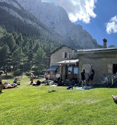 El Refugi Lluís Estasen, amb el Pedraforca al fons