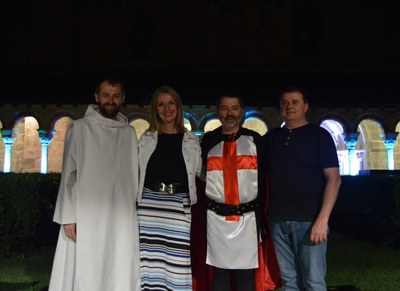 L'alcaldessa de Sant Cugat del Vallès, Mireia Ingla, amb els responsables del Retaule