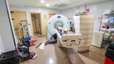 Treballs d'instal·lació del nou aparell de TAC del Sant Hospital (Foto: FSH)