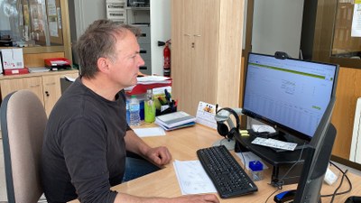 Joan Guitart, coordinador de Comarques de Muntanya d'Unió de Pagesos, a l'oficina del sindicat a la Seu d'Urgell (Foto: ACN)