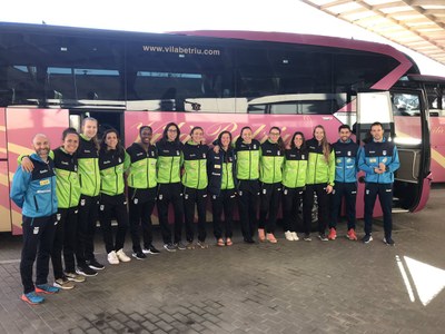 El Cadí La Seu, a l'estació d'autobusos abans de viatjar a Vitòria (Foto: Sedis Bàsquet)